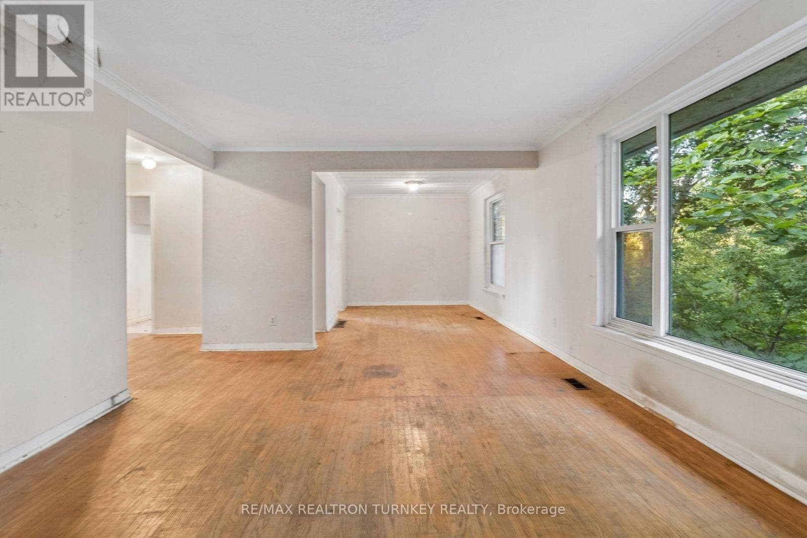 Single Family at 105 Bolton Avenue, Newmarket (Huron Heights-Leslie Valley), Ontario - Photo 10 - RE/MAX Garden City Realty