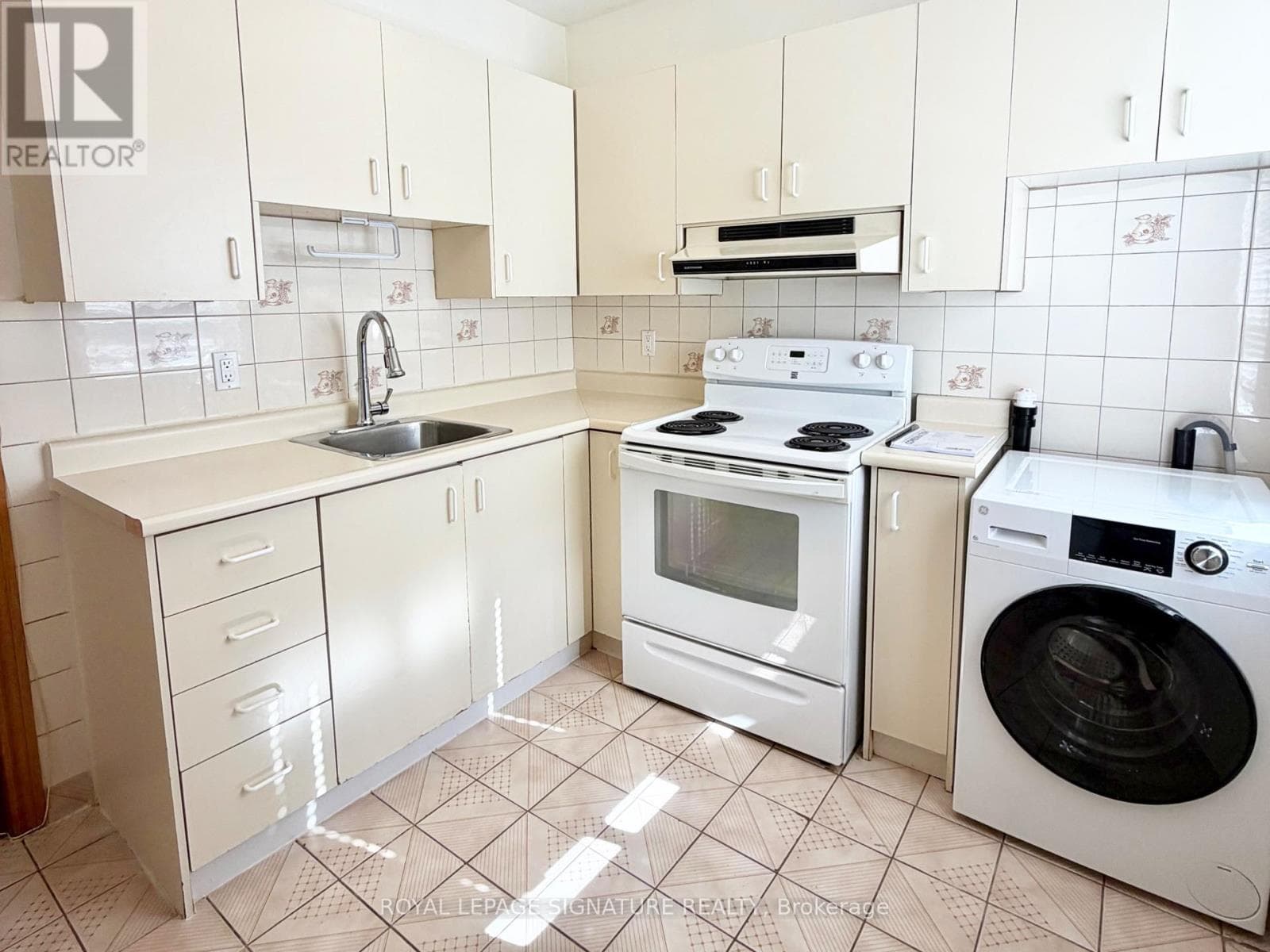 2nd Flr- 455 B Danforth Avenue