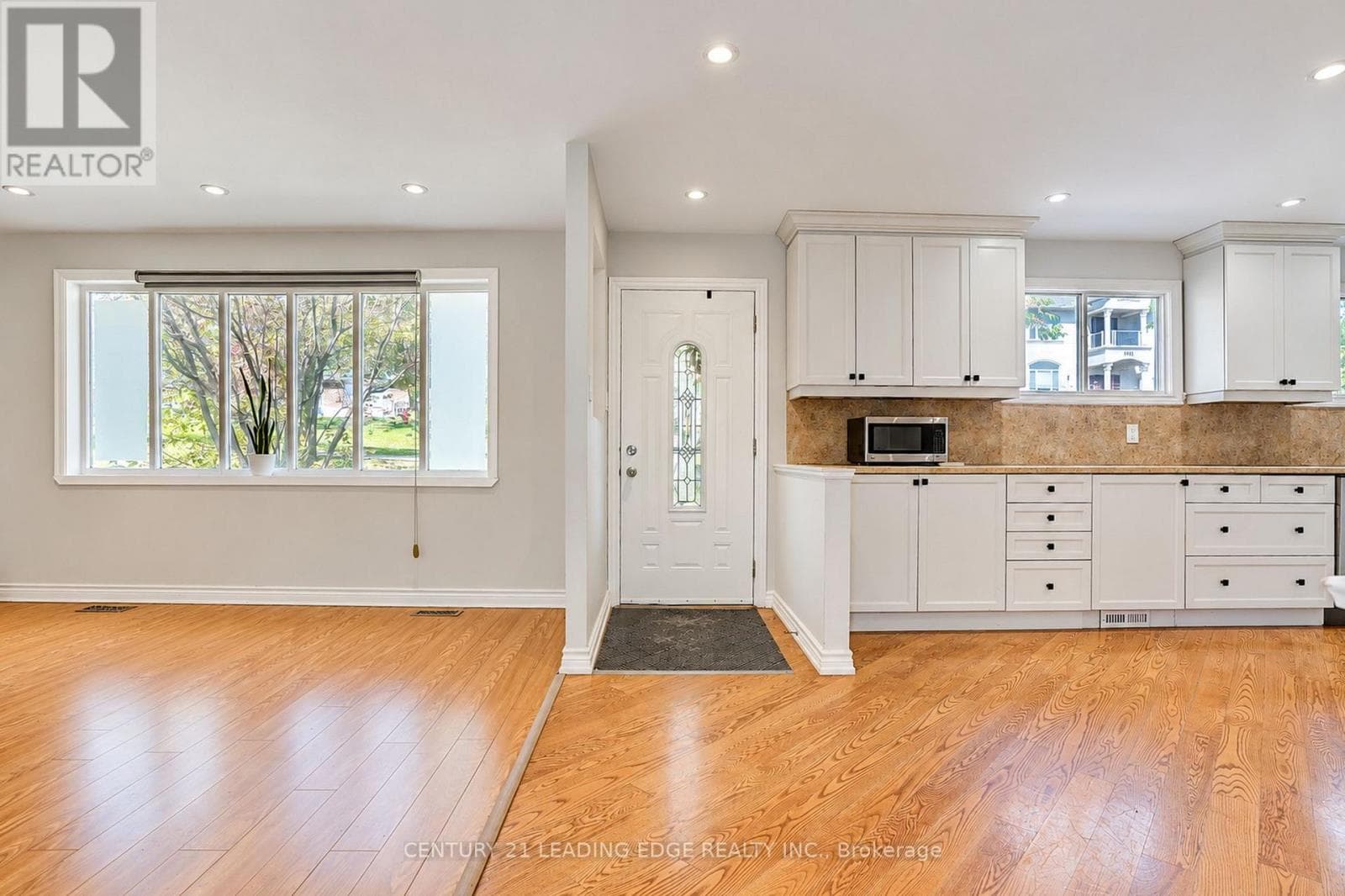 Single Family at Main Flr- 1006 Elgin Street, Newmarket (Huron Heights-Leslie Valley), Ontario - Photo 5 - RE/MAX Garden City Realty