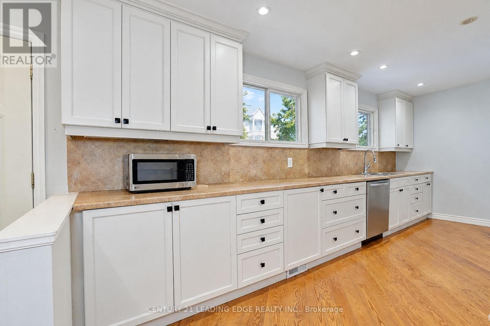 Single Family at Main Flr- 1006 Elgin Street, Newmarket (Huron Heights-Leslie Valley), Ontario - Photo 9 - RE/MAX Garden City Realty