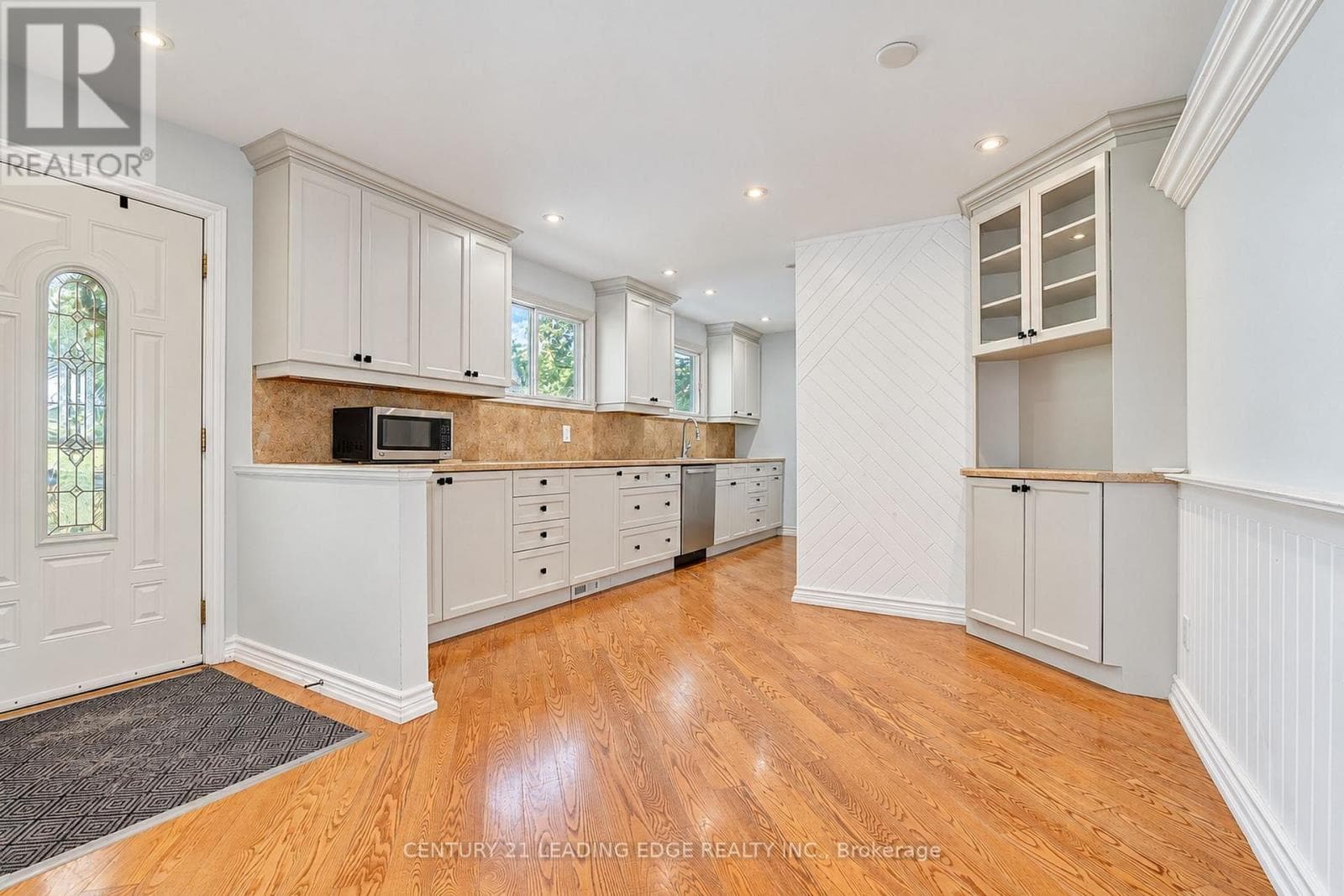 Single Family at Main Flr- 1006 Elgin Street, Newmarket (Huron Heights-Leslie Valley), Ontario - Photo 6 - RE/MAX Garden City Realty