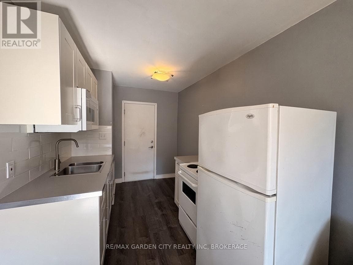 Single Family at 6- 1419 PELHAM Street, Pelham (Fonthill), Ontario - Photo 6 - RE/MAX Garden City Realty