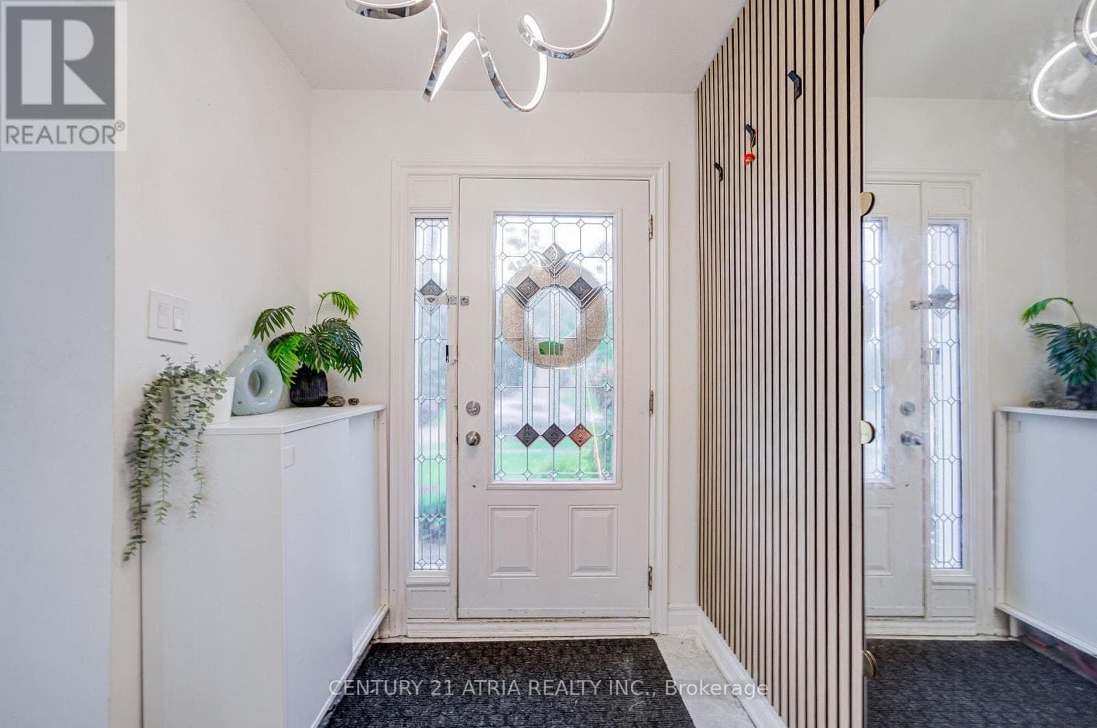 Single Family at 670 Elgin Street, Newmarket (Huron Heights-Leslie Valley), Ontario - Photo 7 - RE/MAX Garden City Realty