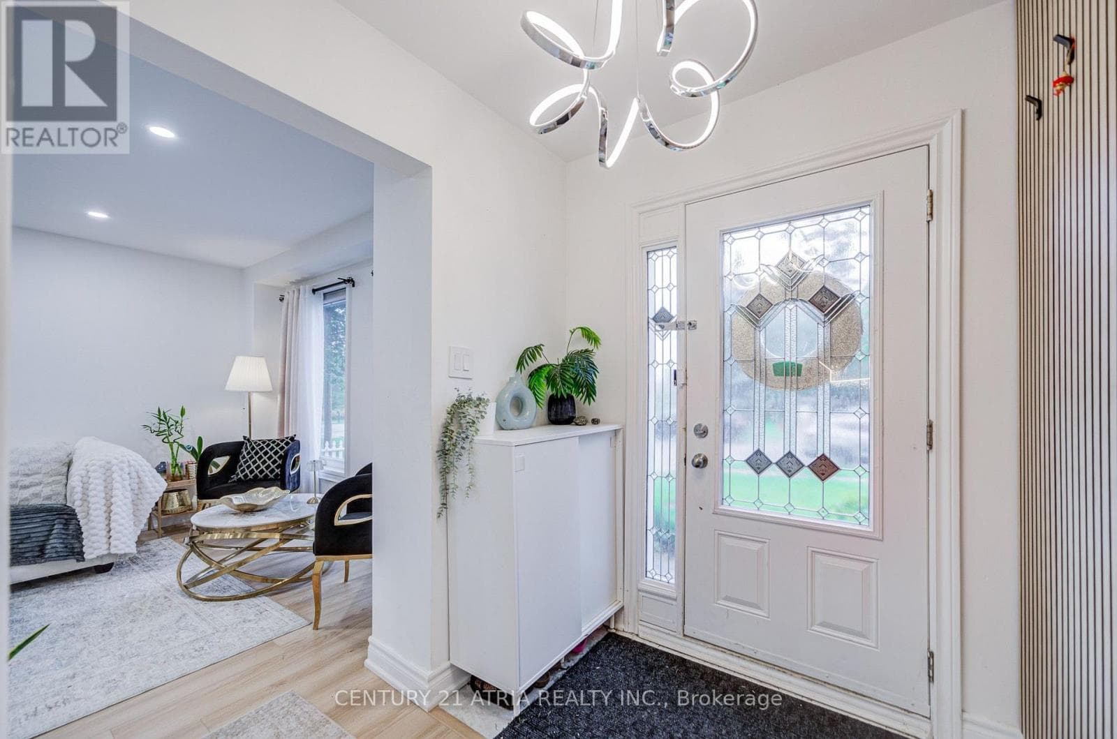 Single Family at 670 Elgin Street, Newmarket (Huron Heights-Leslie Valley), Ontario - Photo 8 - RE/MAX Garden City Realty