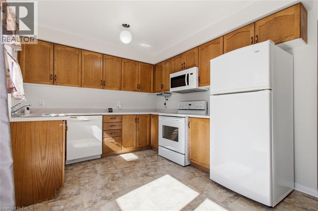 Single Family at 23 MADISON Court, Welland, Ontario - Photo 4 - RE/MAX Garden City Realty