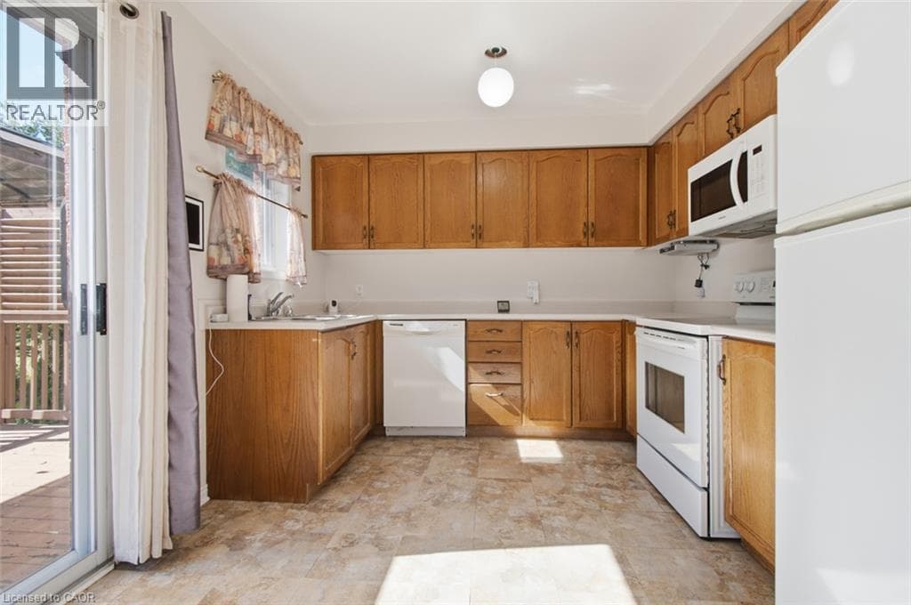 Single Family at 23 MADISON Court, Welland, Ontario - Photo 5 - RE/MAX Garden City Realty