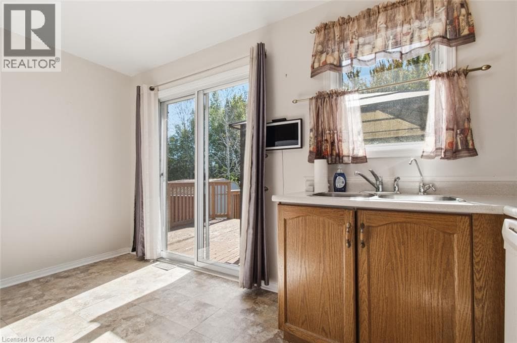 Single Family at 23 MADISON Court, Welland, Ontario - Photo 6 - RE/MAX Garden City Realty