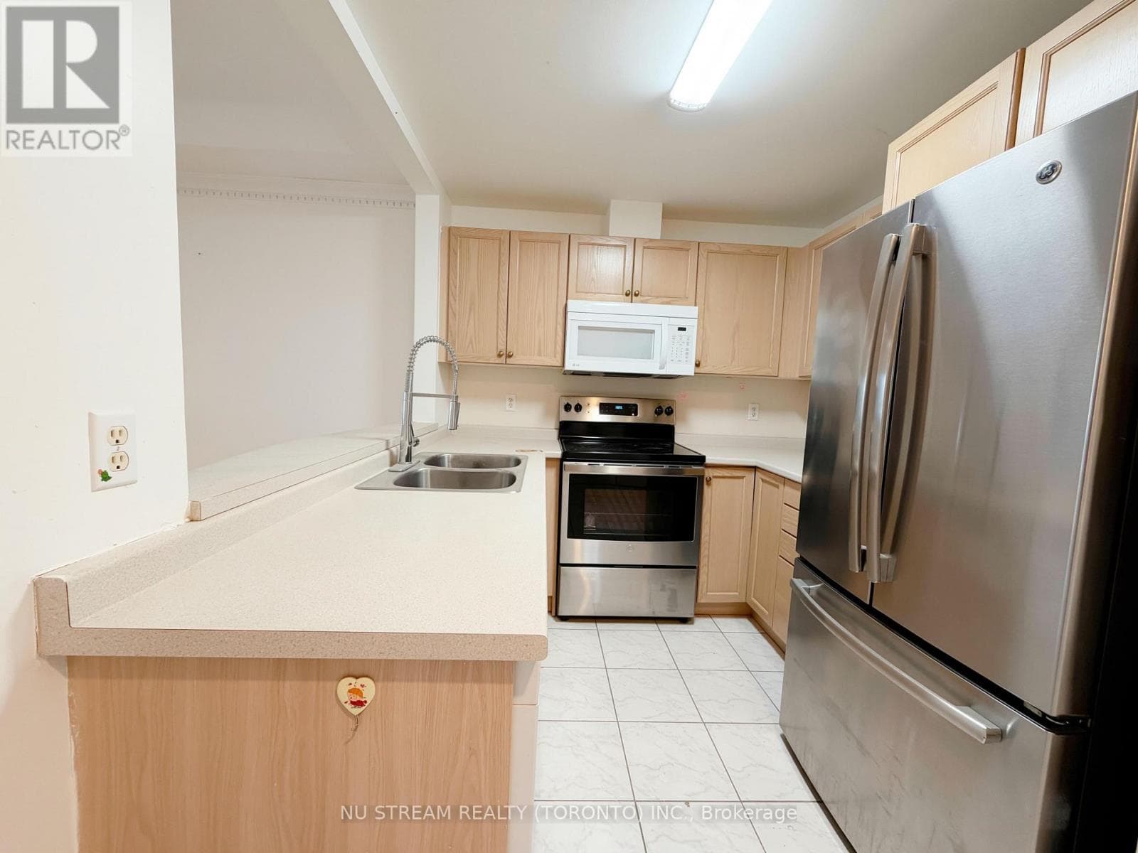 Single Family at A11- 108 Finch Avenue, Toronto (Newtonbrook West), Ontario - Photo 5 - RE/MAX Garden City Realty