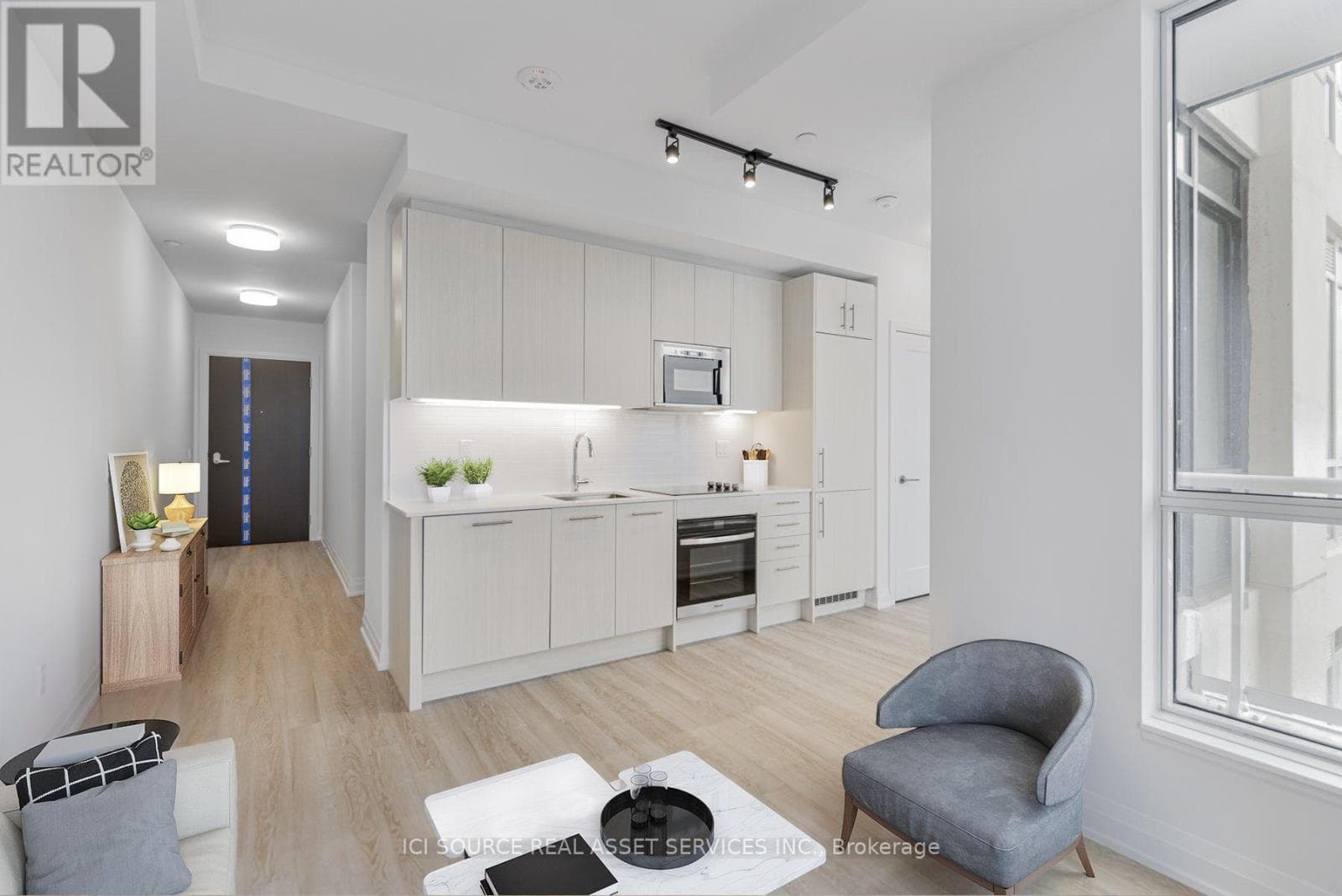 Single Family at 905- 286 Main Street, Toronto (East End-Danforth), Ontario - Photo 2 - RE/MAX Garden City Realty