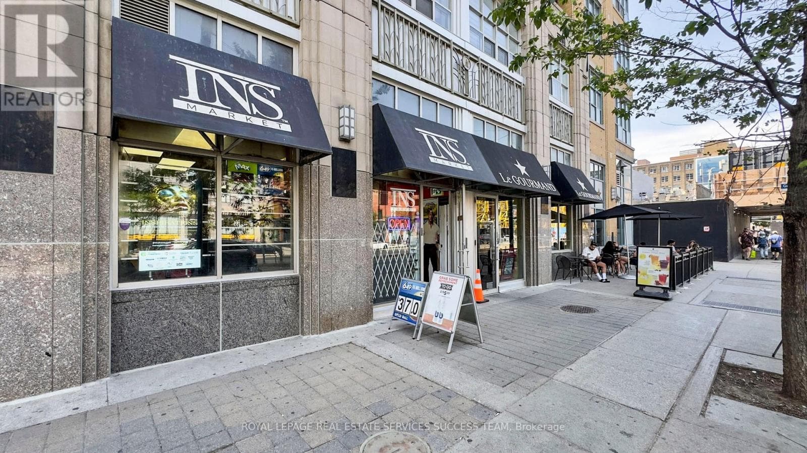 3- 148 Spadina Avenue