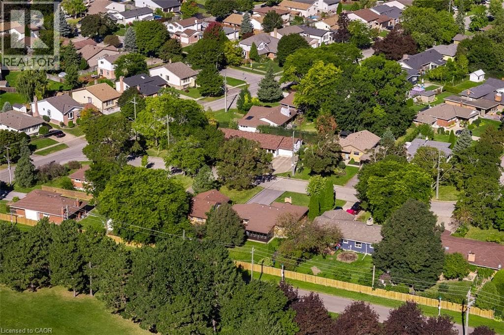 Single Family at 13 RIDLEY HEIGHTS Road, St. Catharines, Ontario - Photo 4 - RE/MAX Garden City Realty