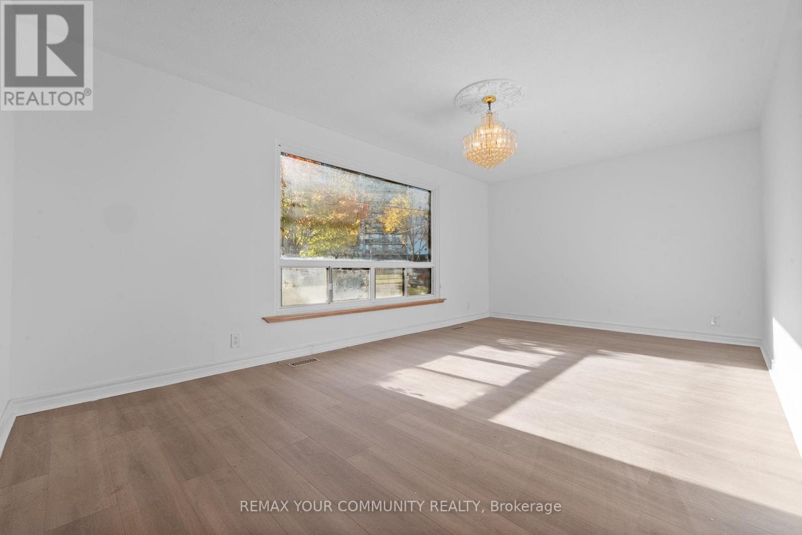 Single Family at 2 Lisburn Crescent, Toronto (Don Valley Village), Ontario - Photo 5 - RE/MAX Garden City Realty