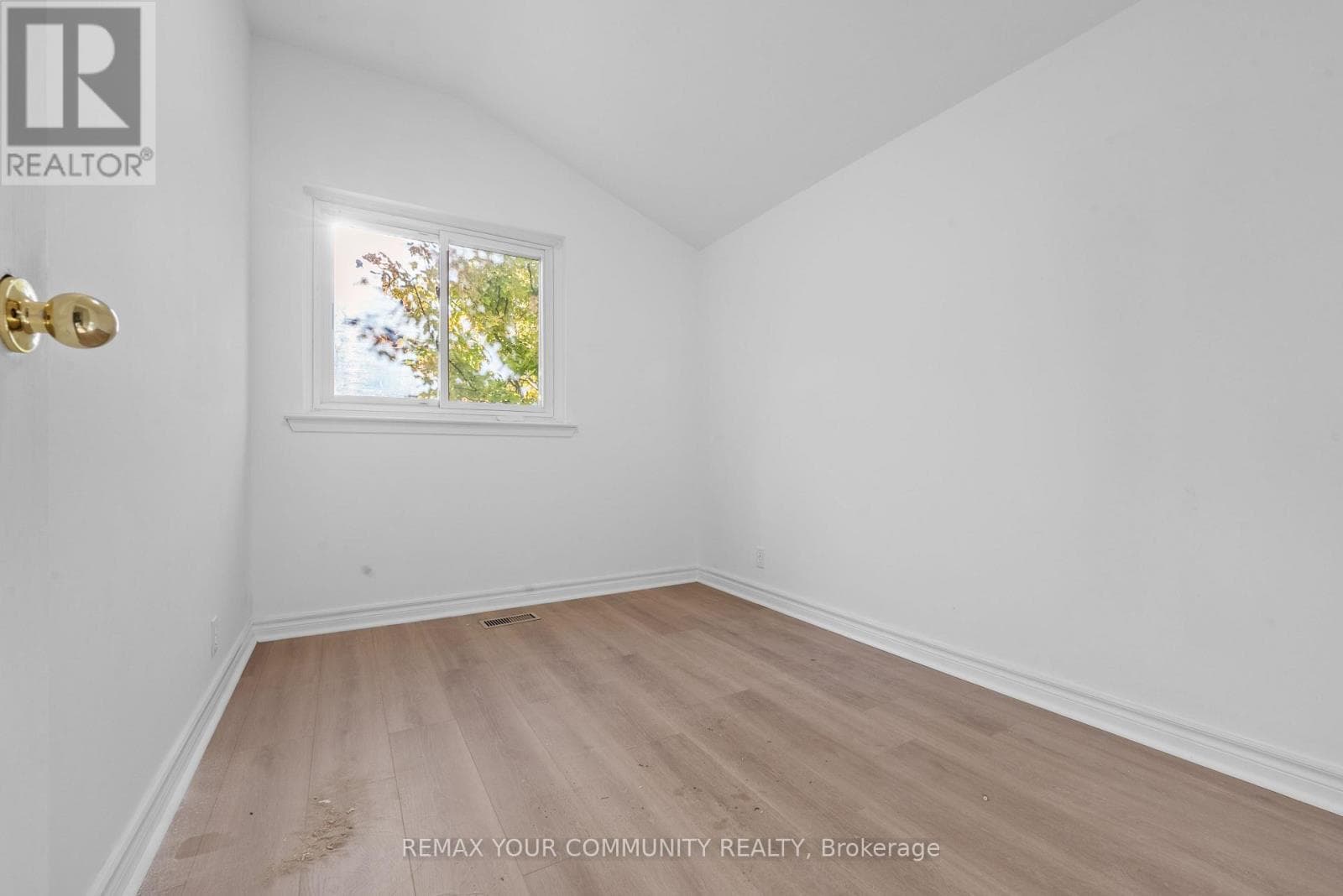 Single Family at 2 Lisburn Crescent, Toronto (Don Valley Village), Ontario - Photo 9 - RE/MAX Garden City Realty
