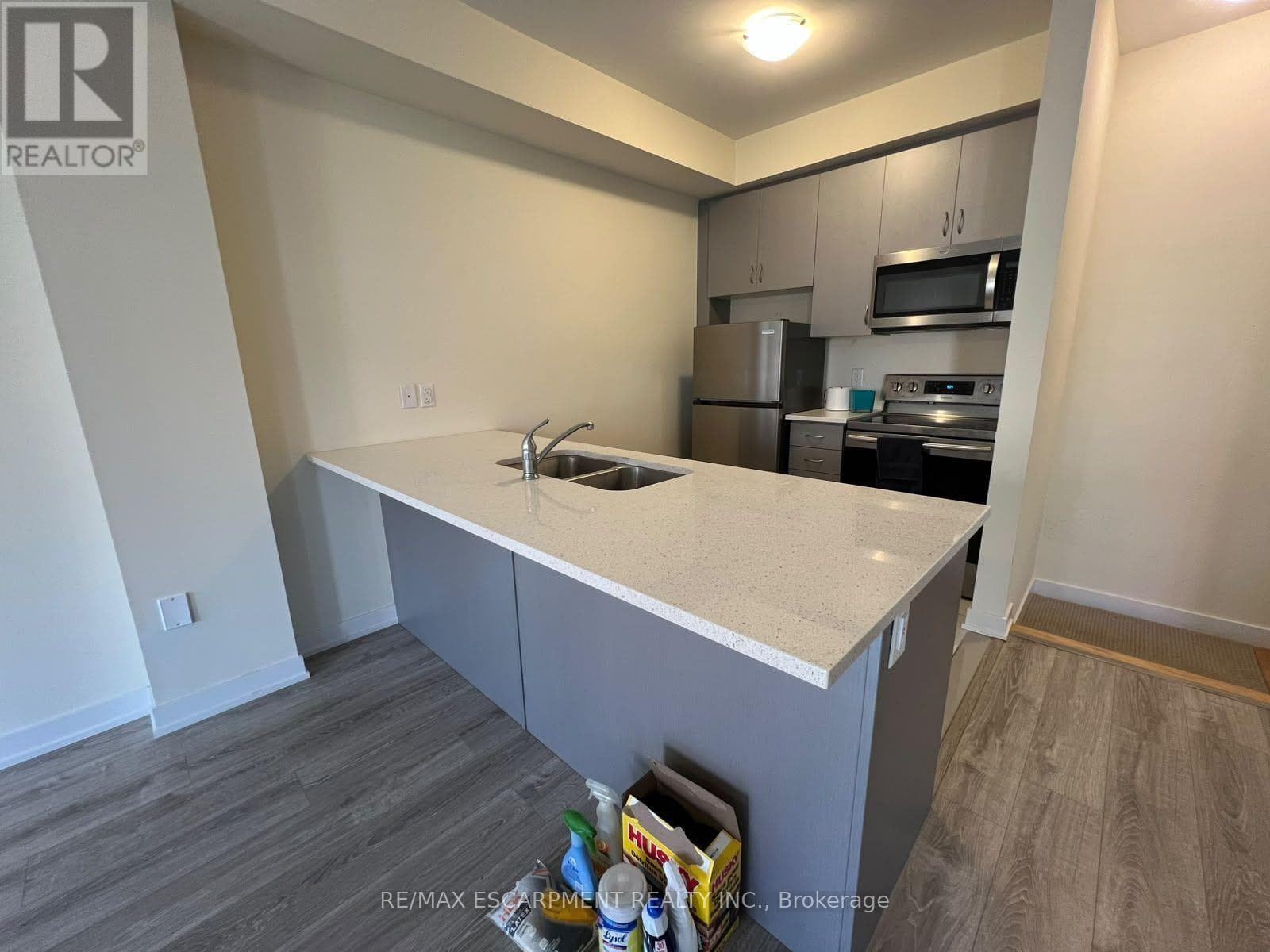 Single Family at 122- 590 North Service Road, Hamilton (Lakeshore), Ontario - Photo 5 - RE/MAX Garden City Realty