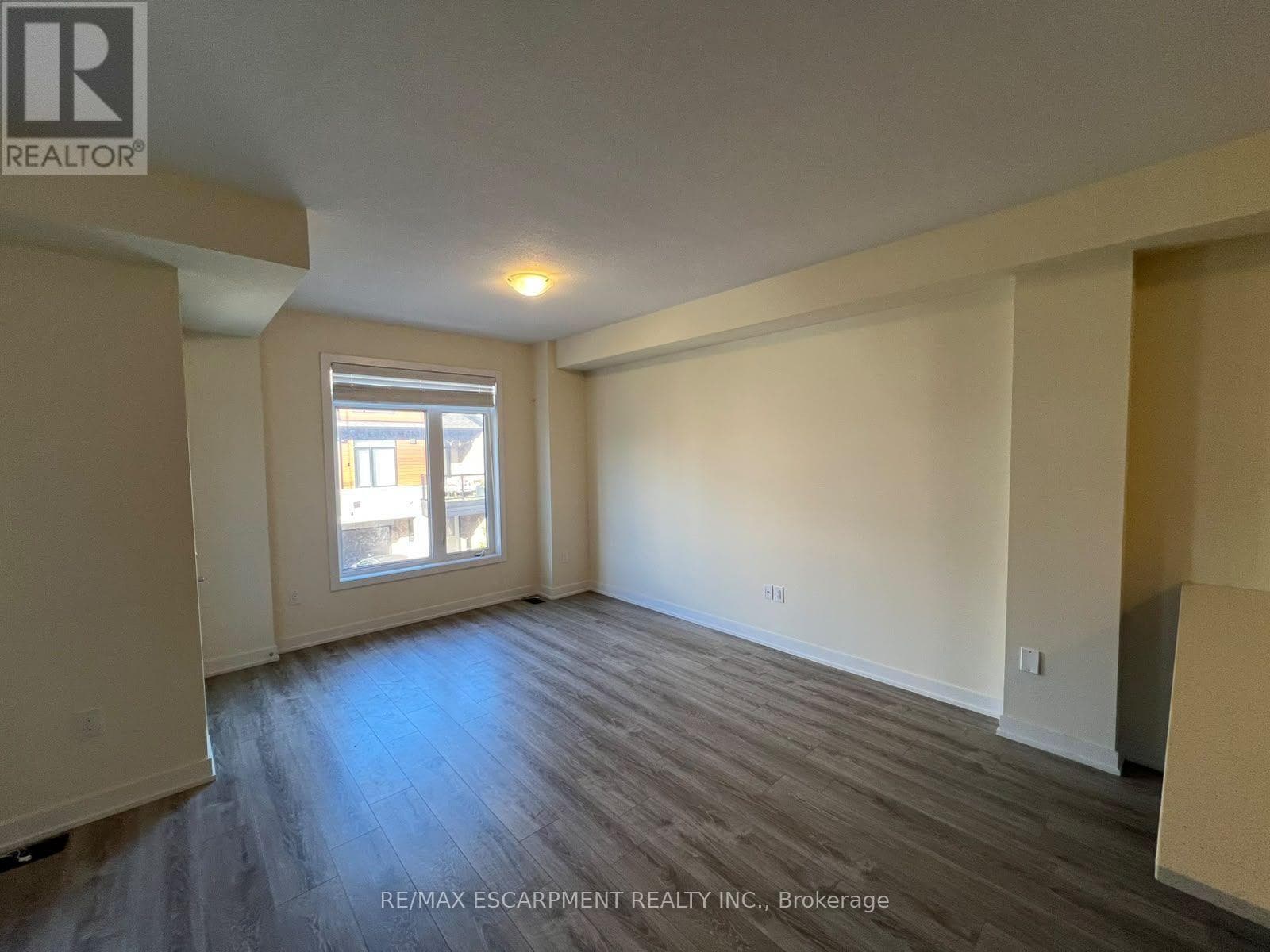 Single Family at 122- 590 North Service Road, Hamilton (Lakeshore), Ontario - Photo 8 - RE/MAX Garden City Realty