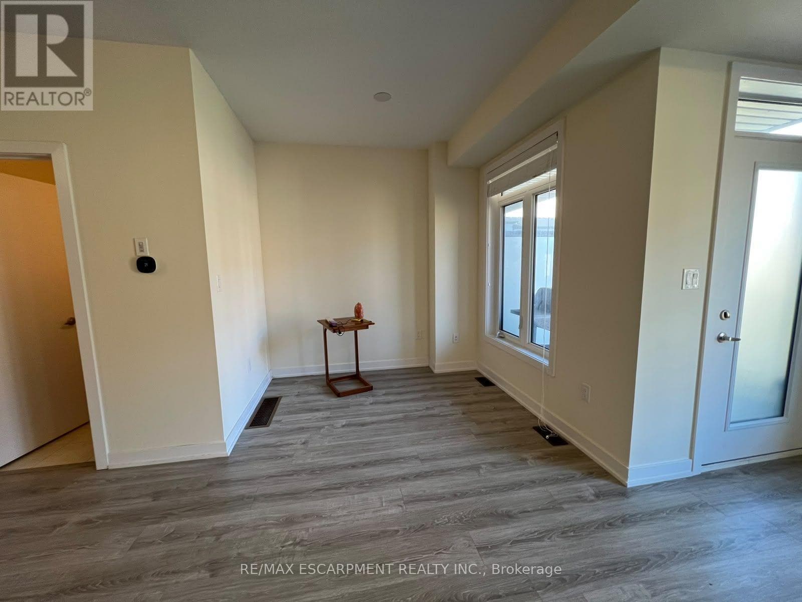 Single Family at 122- 590 North Service Road, Hamilton (Lakeshore), Ontario - Photo 7 - RE/MAX Garden City Realty