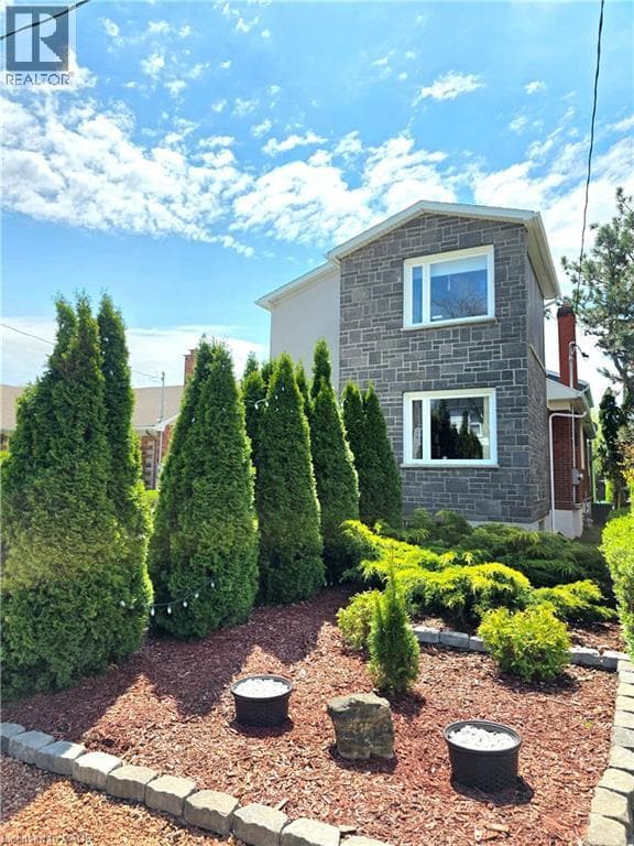 Single Family at 16 FOREST HILL Road, St. Catharines, Ontario - Photo 5 - RE/MAX Garden City Realty