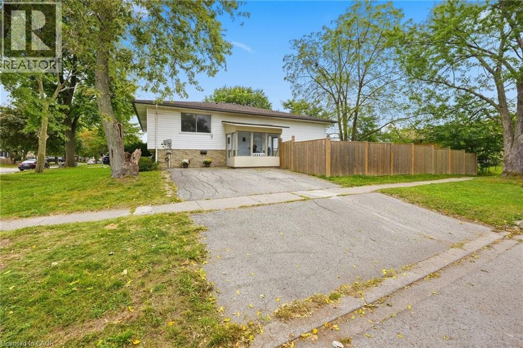 Single Family at 3 MANLEY Crescent, Thorold, Ontario - Photo 4 - RE/MAX Garden City Realty
