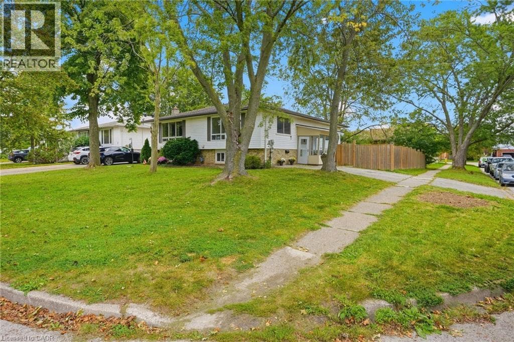 Single Family at 3 MANLEY Crescent, Thorold, Ontario - Photo 6 - RE/MAX Garden City Realty