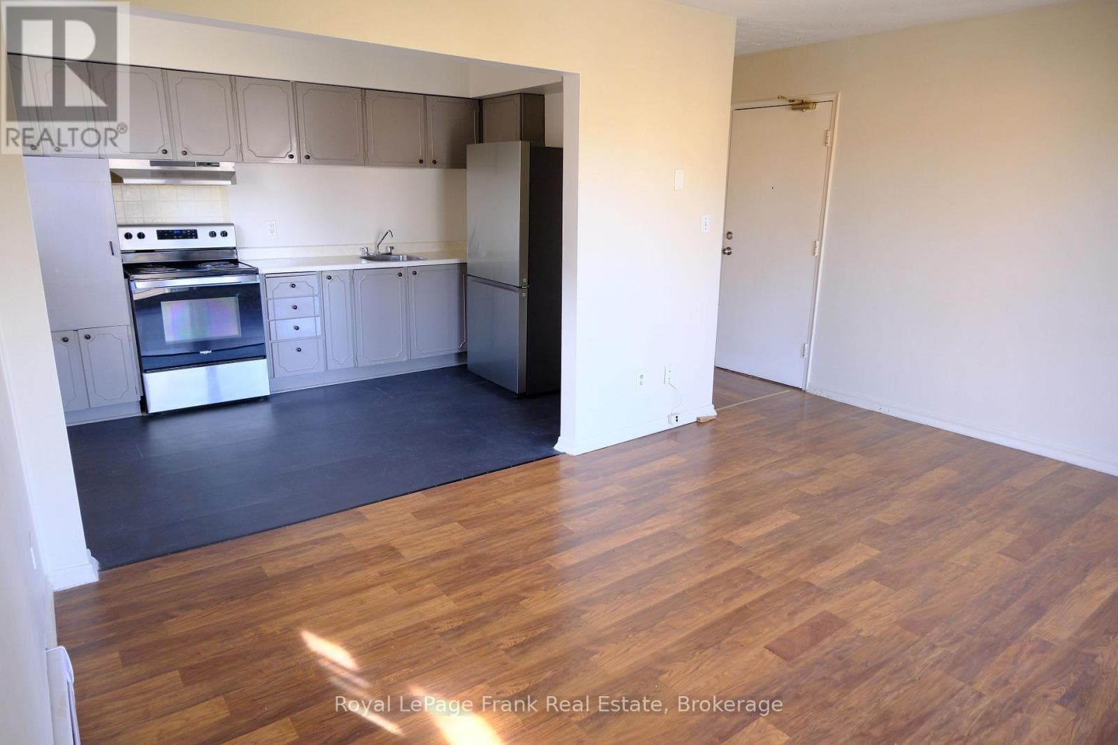 Multi-family at 3- 365 Elgin Court, Oshawa (McLaughlin), Ontario - Photo 5 - RE/MAX Garden City Realty