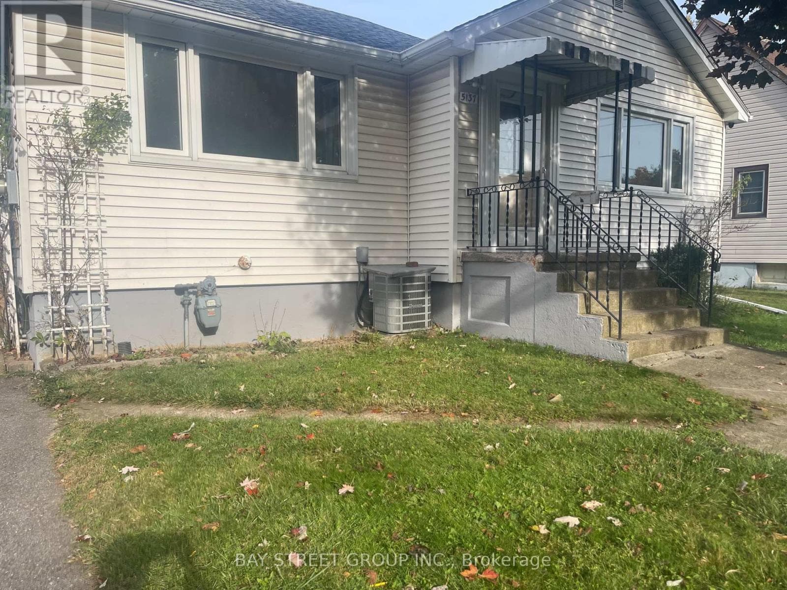 Single Family at 5137 ONTARIO Avenue, Niagara Falls (Downtown), Ontario - Photo 4 - RE/MAX Garden City Realty