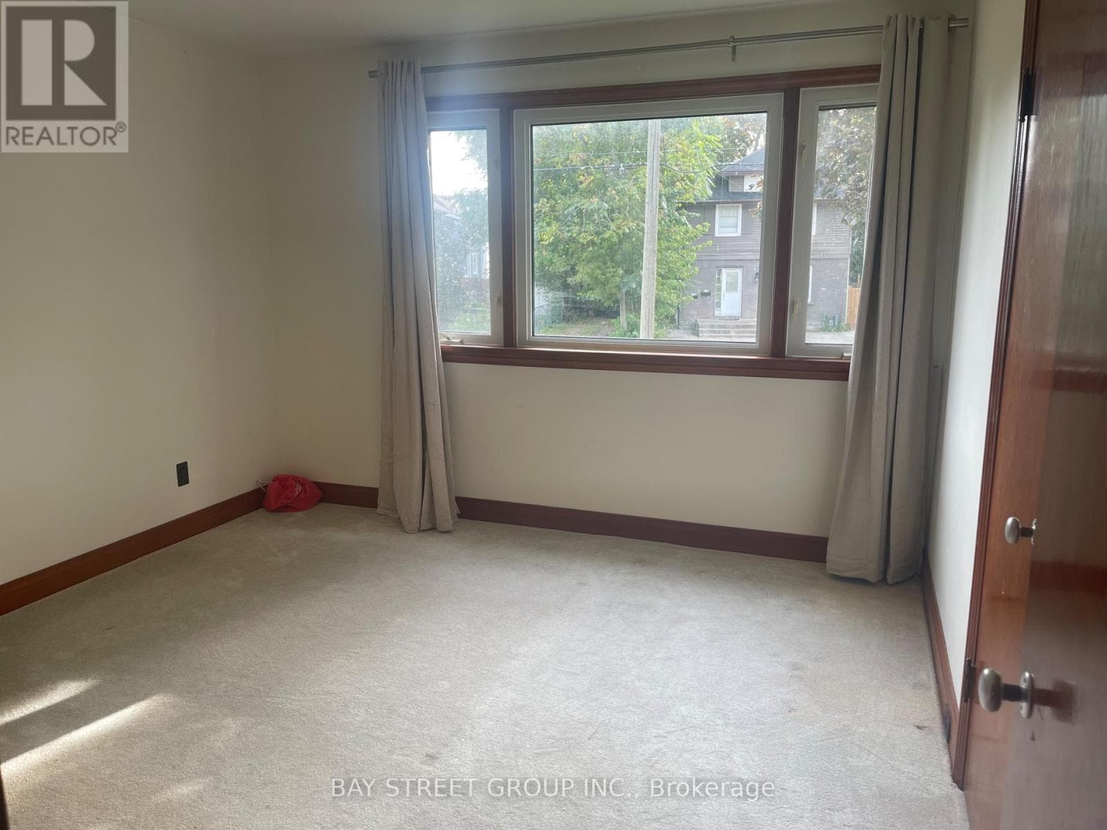 Single Family at 5137 ONTARIO Avenue, Niagara Falls (Downtown), Ontario - Photo 9 - RE/MAX Garden City Realty