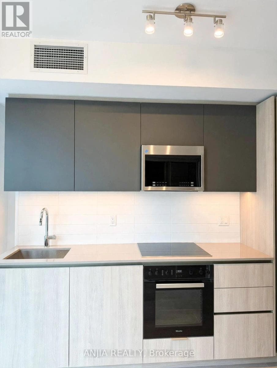 Single Family at 3028- 400 King Street, Toronto (Waterfront Communities), Ontario - Photo 5 - RE/MAX Garden City Realty