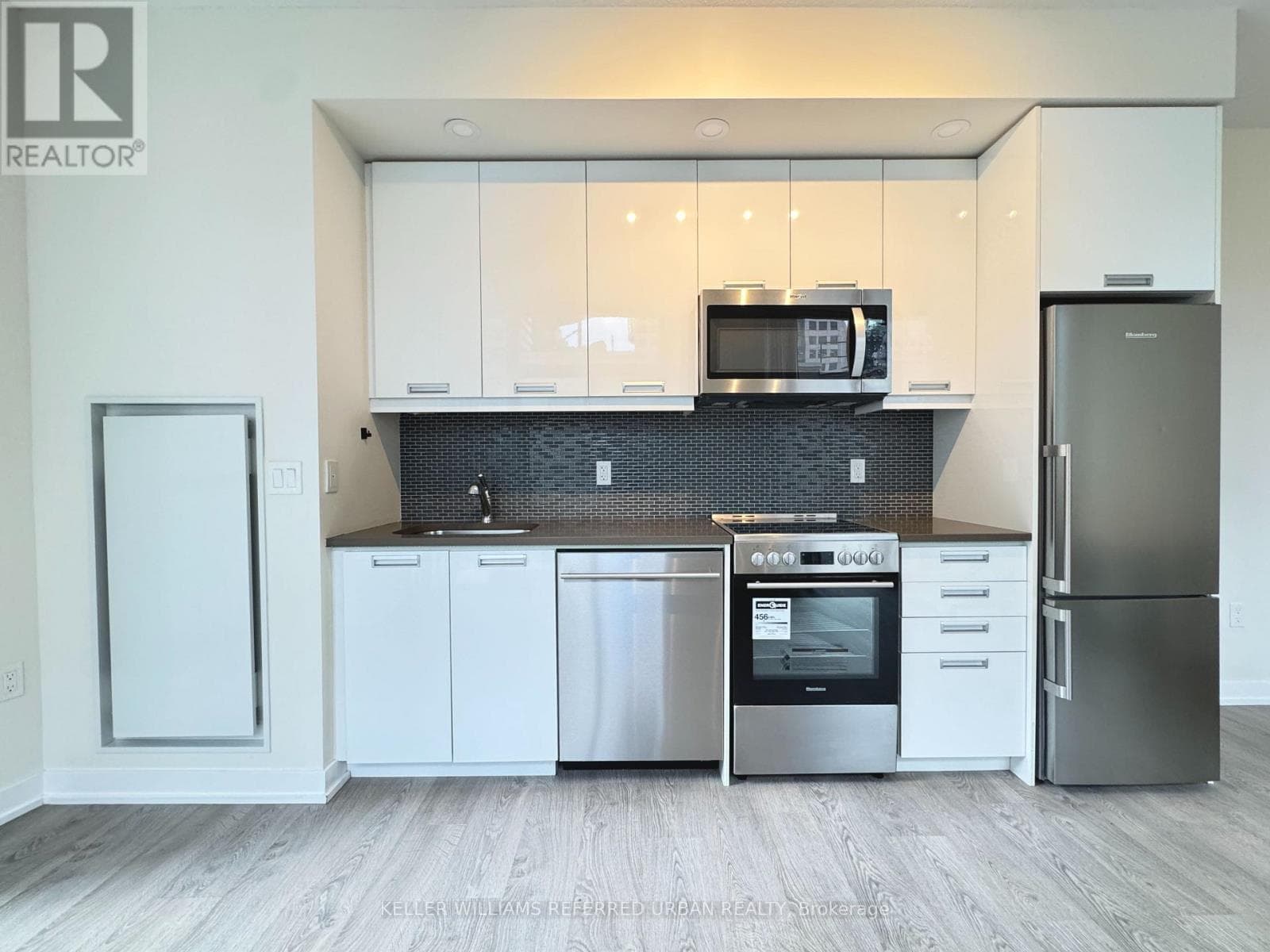 Single Family at 402- 99 John Street, Toronto (Waterfront Communities), Ontario - Photo 5 - RE/MAX Garden City Realty