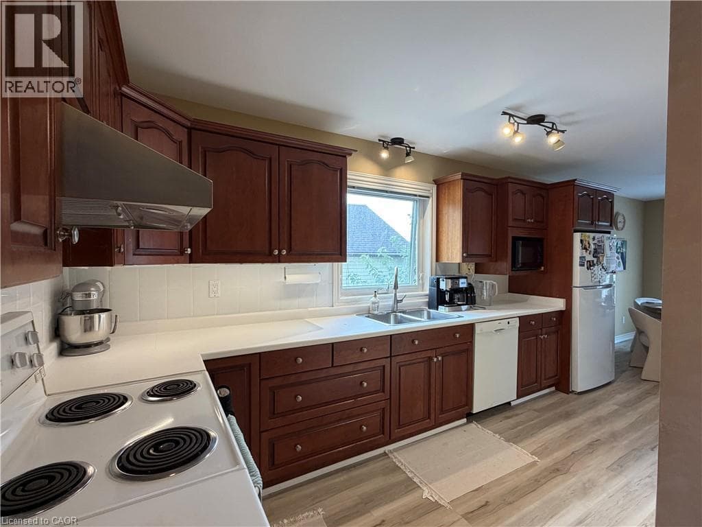 Single Family at 82 ST. DAVIDS Road, St. Catharines, Ontario - Photo 4 - RE/MAX Garden City Realty