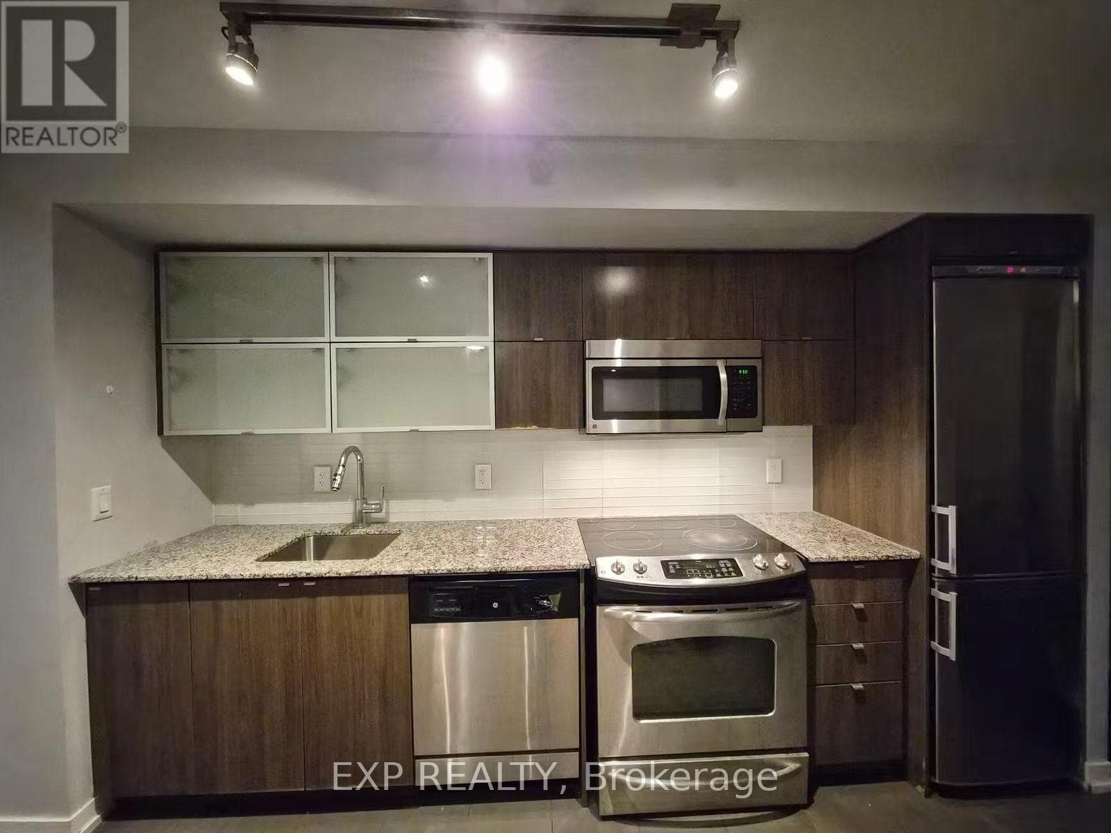 Single Family at 413- 170 Fort York Boulevard, Toronto (Waterfront Communities), Ontario - Photo 4 - RE/MAX Garden City Realty
