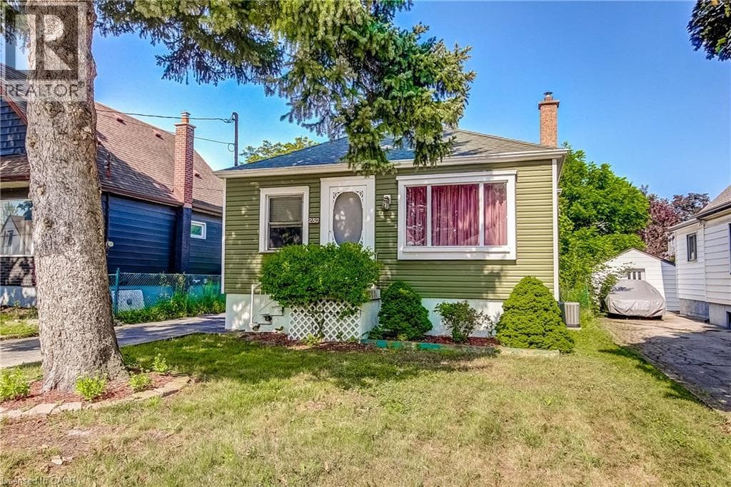 Single Family at 230 EAST 33RD Street, Hamilton, Ontario - Photo 3 - RE/MAX Garden City Realty
