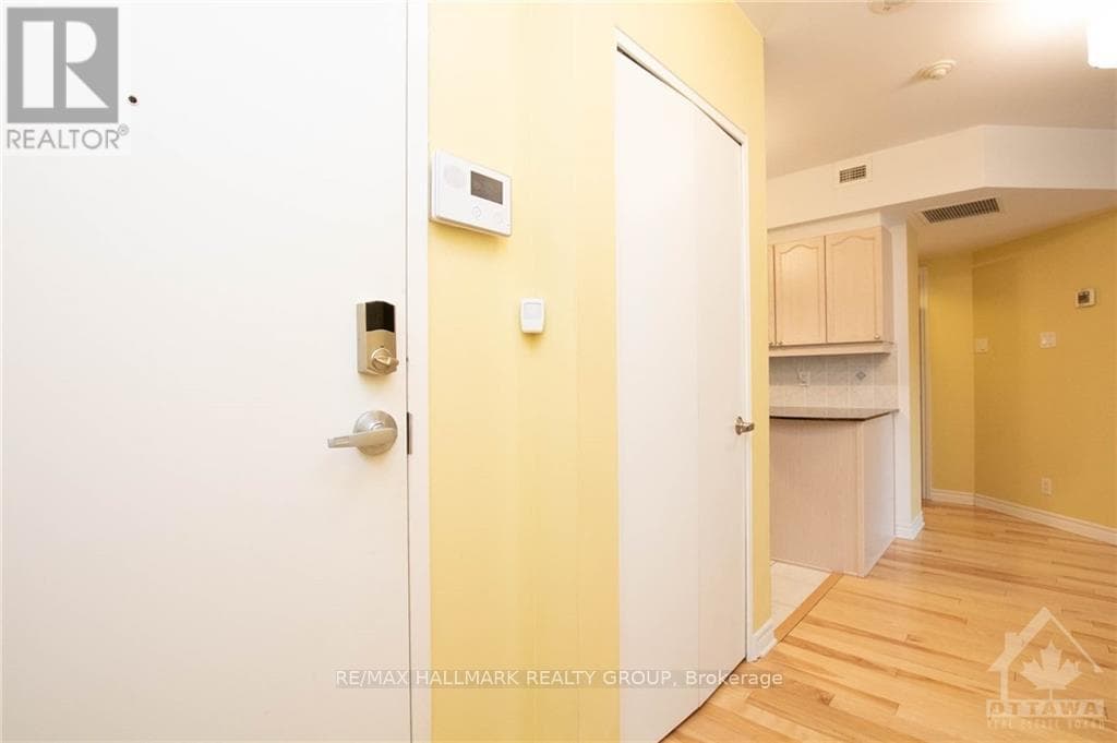 Single Family at 1405- 445 Laurier Avenue, Ottawa, Ontario - Photo 8 - RE/MAX Garden City Realty