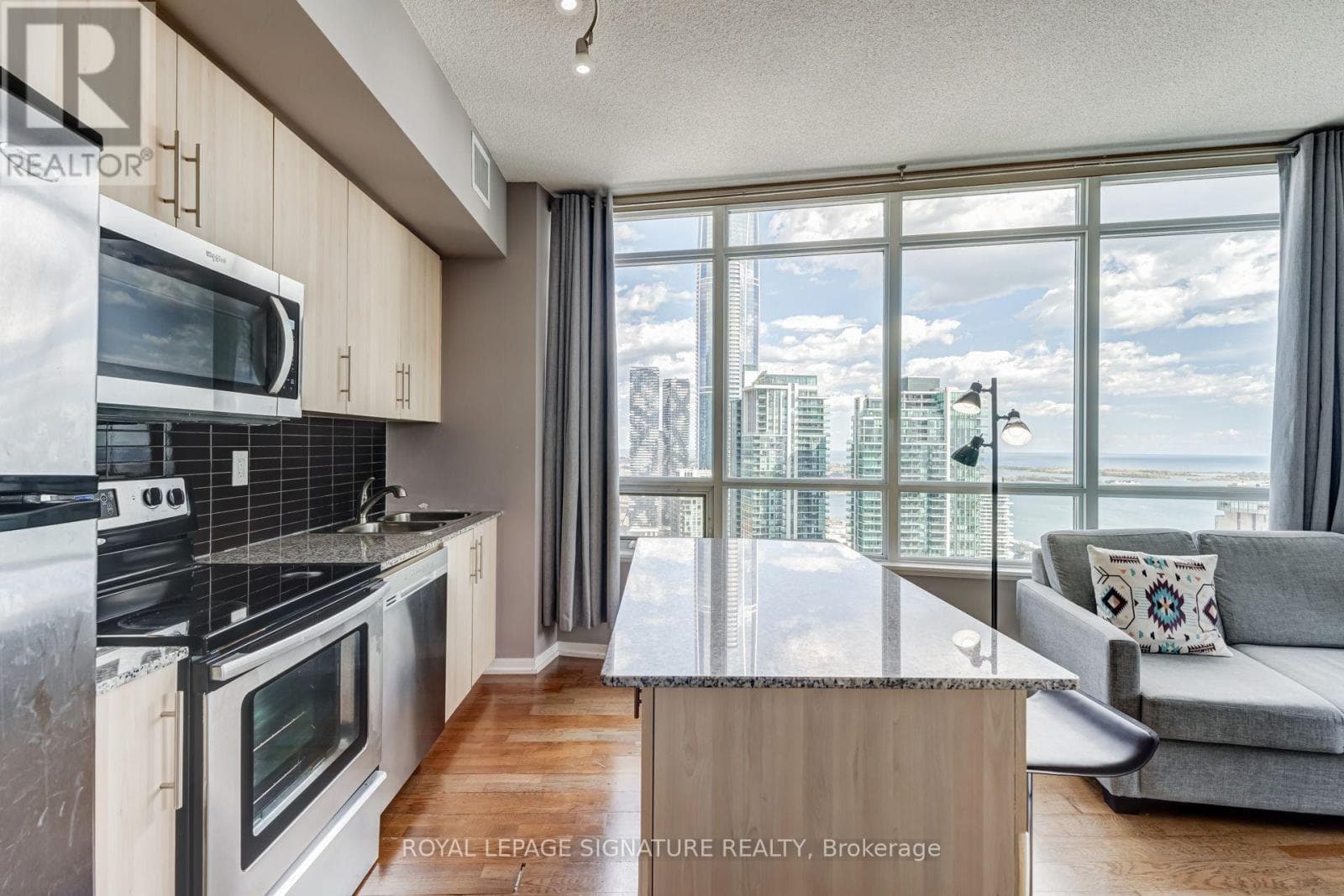 Single Family at 4310- 65 Bremner Boulevard, Toronto (Waterfront Communities), Ontario - Photo 6 - RE/MAX Garden City Realty
