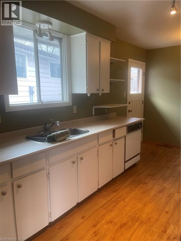 Single Family at 24 YEOVILLE Court, Hamilton, Ontario - Photo 3 - RE/MAX Garden City Realty