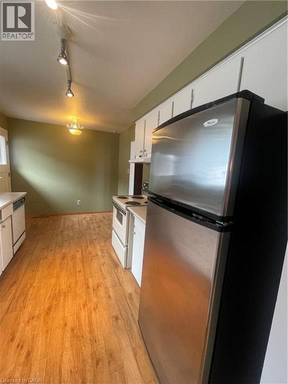 Single Family at 24 YEOVILLE Court, Hamilton, Ontario - Photo 4 - RE/MAX Garden City Realty
