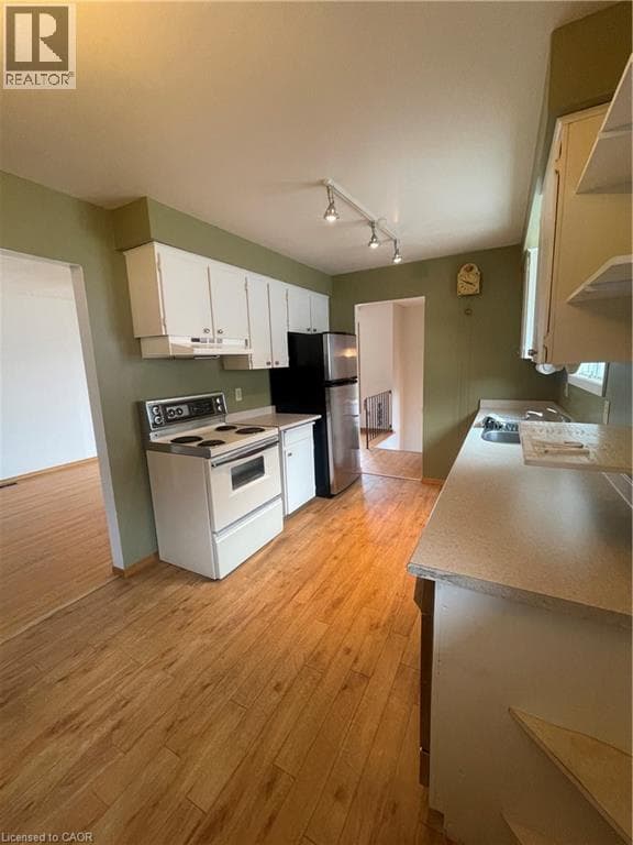 Single Family at 24 YEOVILLE Court, Hamilton, Ontario - Photo 5 - RE/MAX Garden City Realty