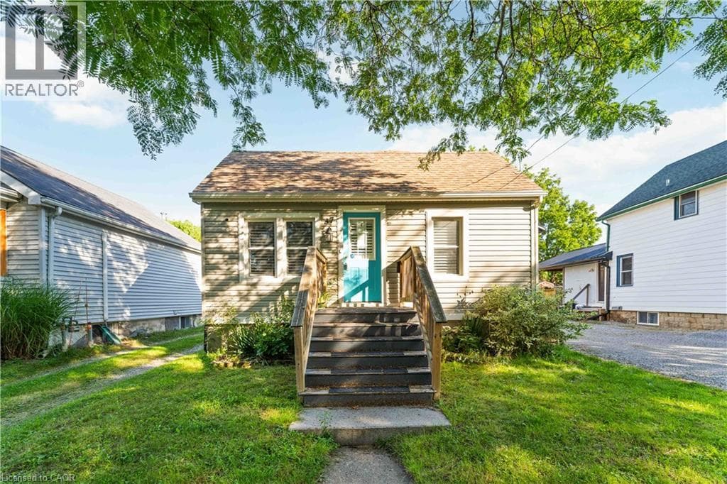Single Family at 37 MAPLECREST Avenue, St. Catharines, Ontario - Photo 3 - RE/MAX Garden City Realty