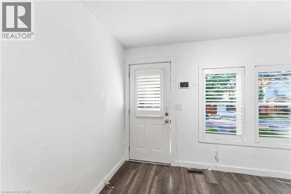 Single Family at 37 MAPLECREST Avenue, St. Catharines, Ontario - Photo 4 - RE/MAX Garden City Realty