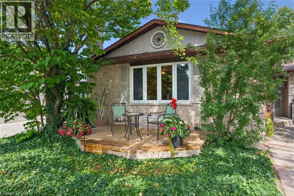 Single Family at 139 WESTVALE Drive, Waterloo, Ontario - Photo 3 - RE/MAX Garden City Realty