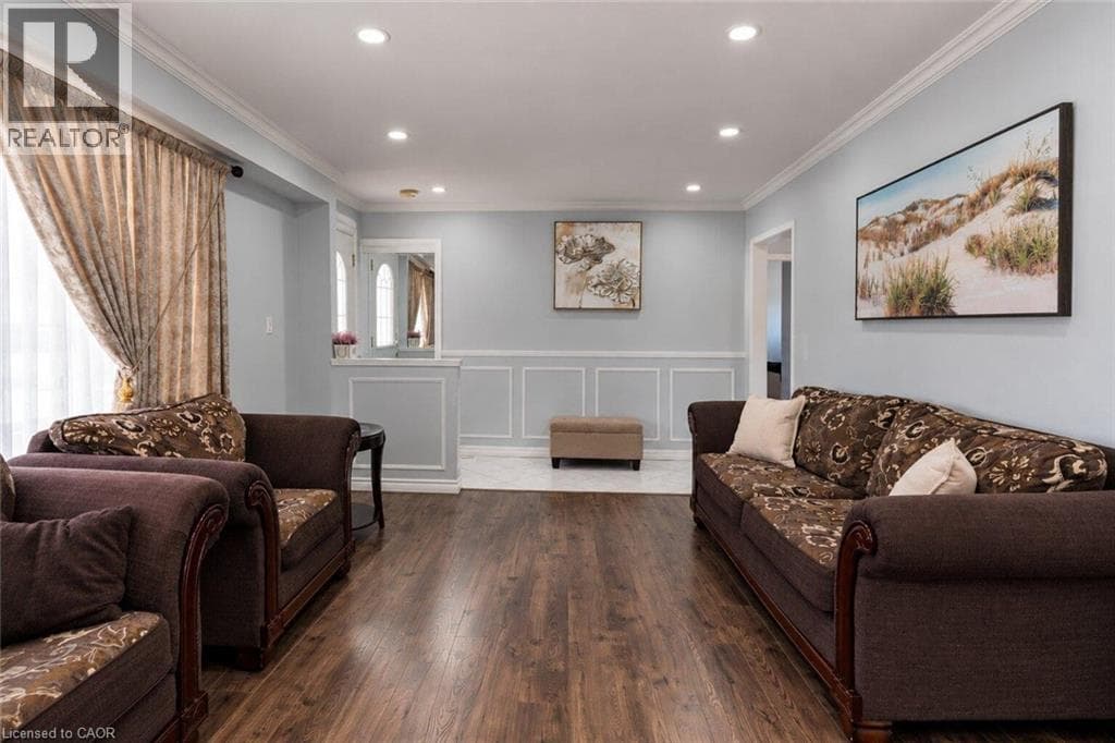 Single Family at 33 BELLINGHAM Drive, Hamilton, Ontario - Photo 9 - RE/MAX Garden City Realty