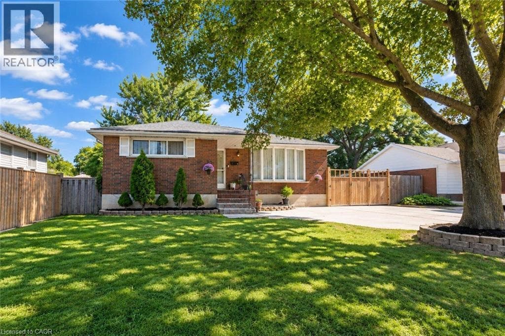 Single Family at 33 BELLINGHAM Drive, Hamilton, Ontario - Photo 5 - RE/MAX Garden City Realty
