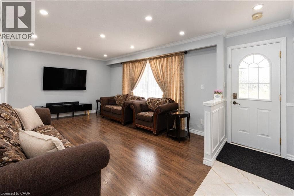 Single Family at 33 BELLINGHAM Drive, Hamilton, Ontario - Photo 7 - RE/MAX Garden City Realty