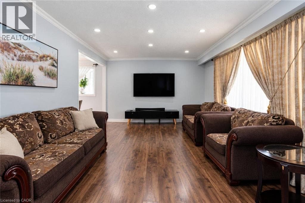Single Family at 33 BELLINGHAM Drive, Hamilton, Ontario - Photo 10 - RE/MAX Garden City Realty