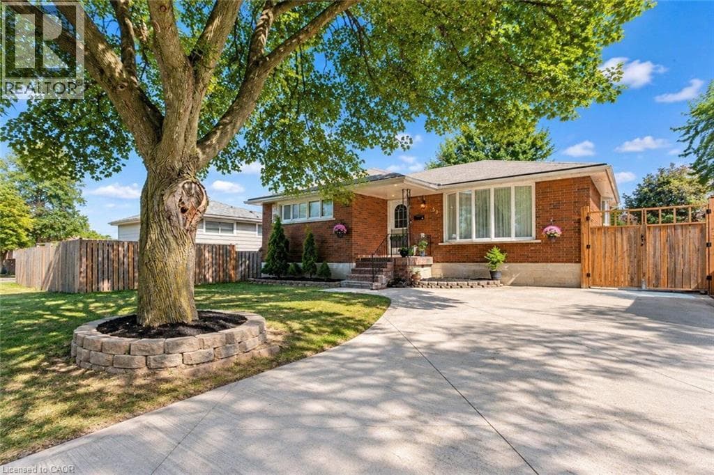 Single Family at 33 BELLINGHAM Drive, Hamilton, Ontario - Photo 3 - RE/MAX Garden City Realty