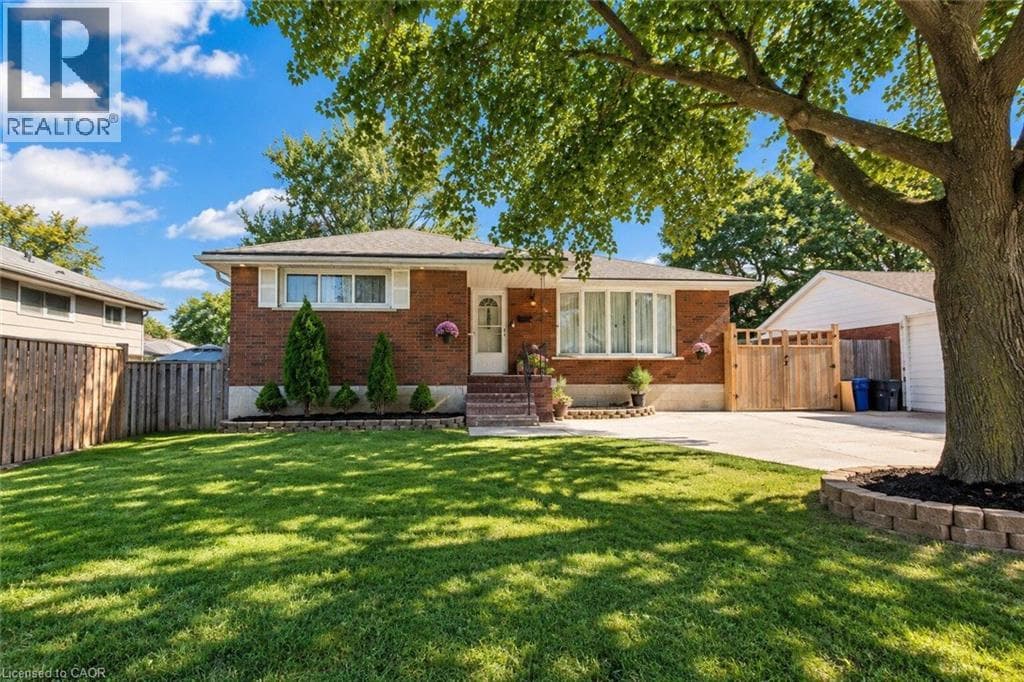 Single Family at 33 BELLINGHAM Drive, Hamilton, Ontario - Photo 4 - RE/MAX Garden City Realty