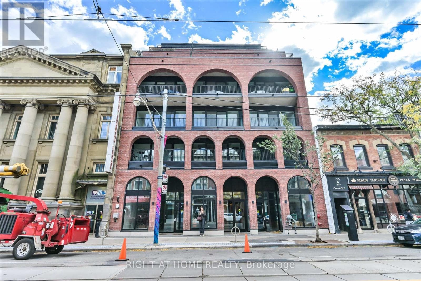 404- 761 Queen Street