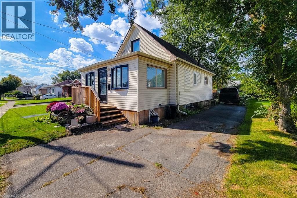 Single Family at 38 CLIFFORD Avenue, Welland, Ontario - Photo 2 - RE/MAX Garden City Realty