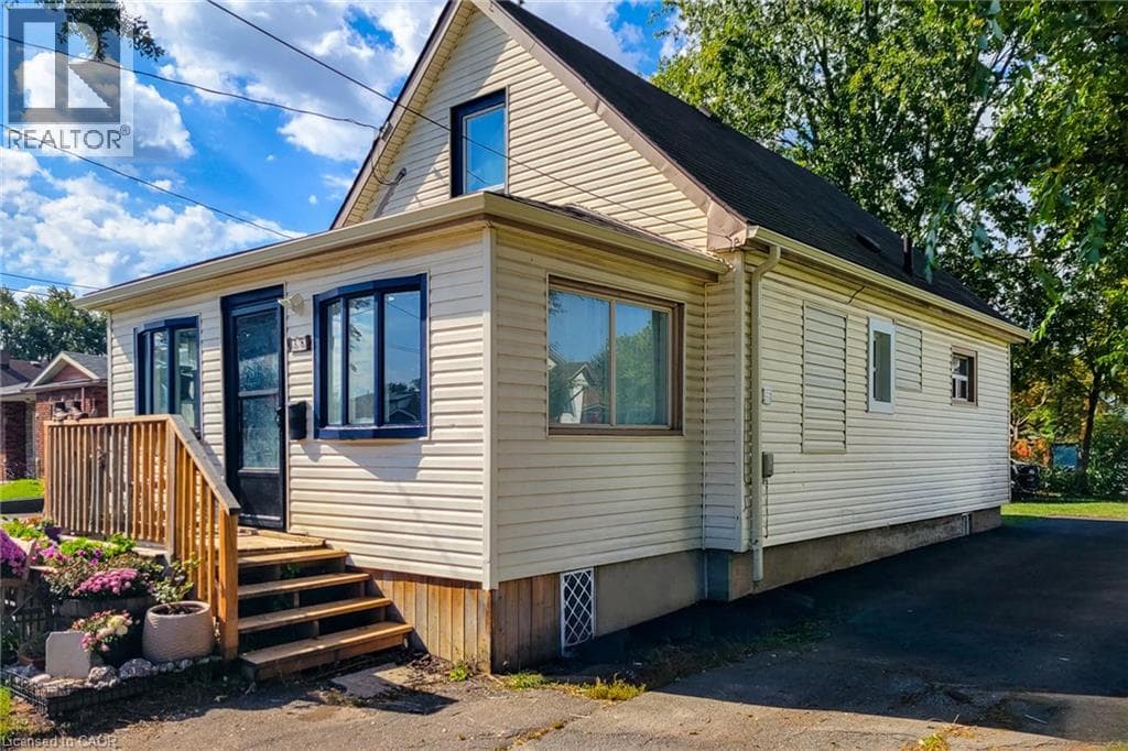Single Family at 38 CLIFFORD Avenue, Welland, Ontario - Photo 4 - RE/MAX Garden City Realty