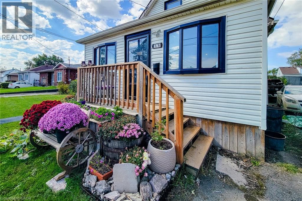 Single Family at 38 CLIFFORD Avenue, Welland, Ontario - Photo 5 - RE/MAX Garden City Realty