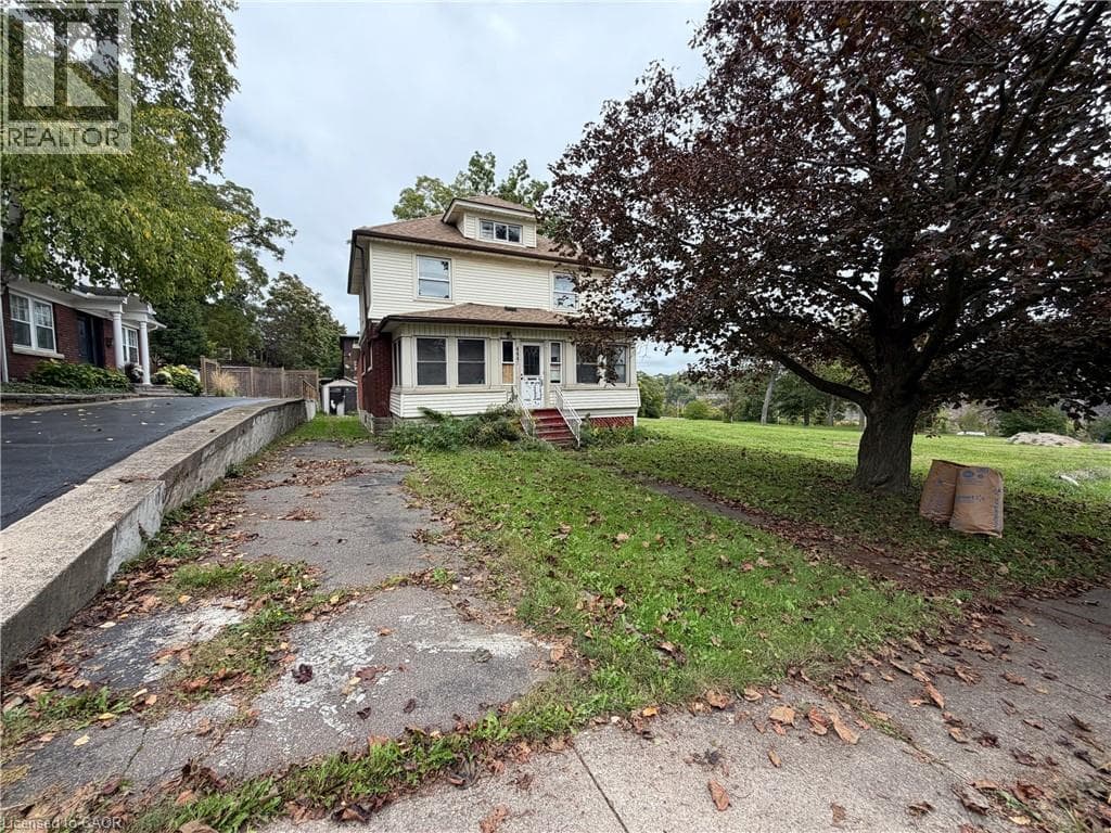 Single Family at 4445 JOHN Street, Niagara Falls, Ontario - Photo 3 - RE/MAX Garden City Realty